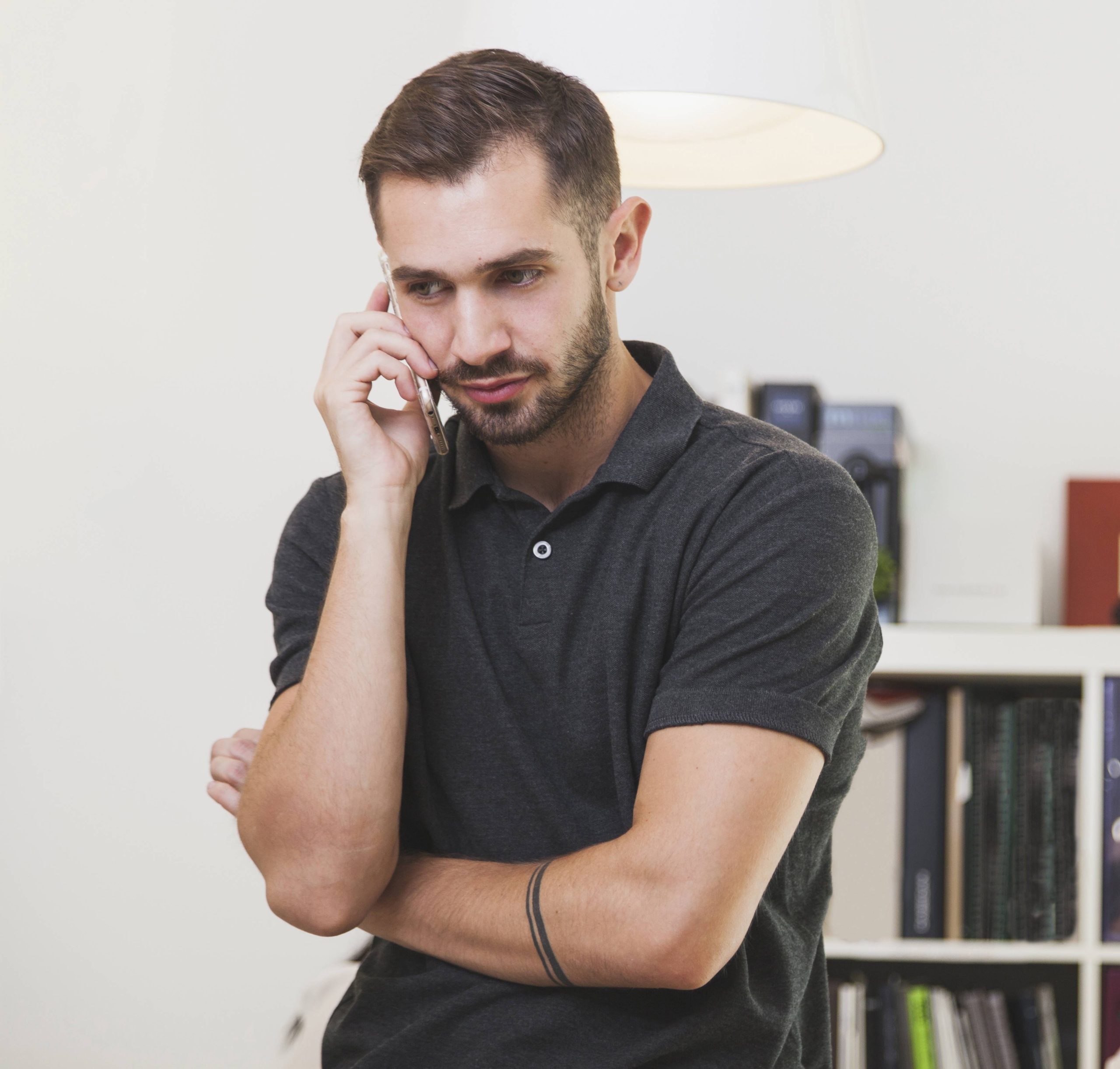 jovem-conversando-com-o-telefone-no-escritorio